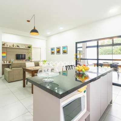 Casa de Condomínio com 180m², 4 quartos (sendo 1 suíte), 2 garagens, no bairro Campeche em Florianópolis