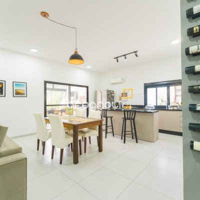 Casa de Condomínio com 180m², 4 quartos (sendo 1 suíte), 2 garagens, no bairro Campeche em Florianópolis