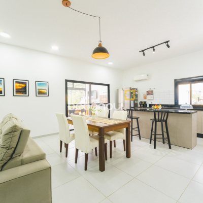 Casa de Condomínio com 180m², 4 quartos (sendo 1 suíte), 2 garagens, no bairro Campeche em Florianópolis