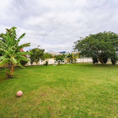 Casa de Condomínio com 180m², 4 quartos (sendo 1 suíte), 2 garagens, no bairro Campeche em Florianópolis