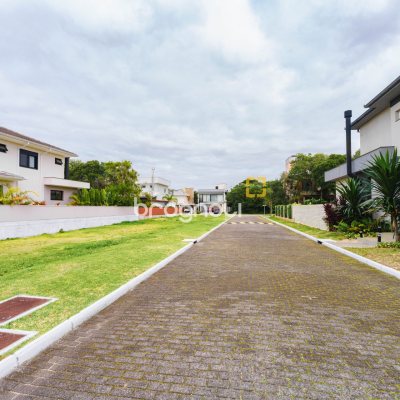 Casa de Condomínio com 180m², 4 quartos (sendo 1 suíte), 2 garagens, no bairro Campeche em Florianópolis