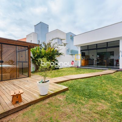 Casa de Condomínio com 180m², 4 quartos (sendo 1 suíte), 2 garagens, no bairro Campeche em Florianópolis