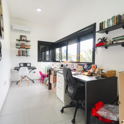 Casa de Condomínio com 180m², 4 quartos (sendo 1 suíte), 2 garagens, no bairro Campeche em Florianópolis