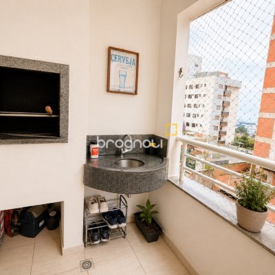 Apartamento com 76m², 2 quartos (sendo 1 suíte), 1 garagem, no bairro Barreiros em São José