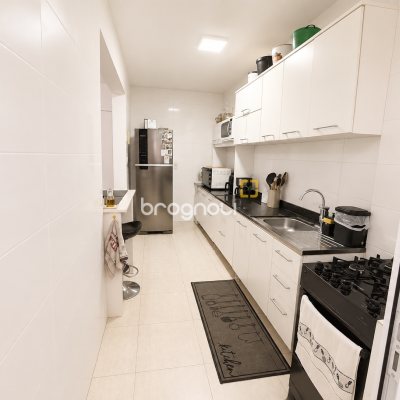 Apartamento com 76m², 2 quartos (sendo 1 suíte), 1 garagem, no bairro Barreiros em São José