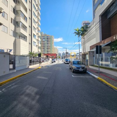 Apartamento com 100m², 3 quartos (sendo 1 suíte), 1 garagem, no bairro Campinas em São José