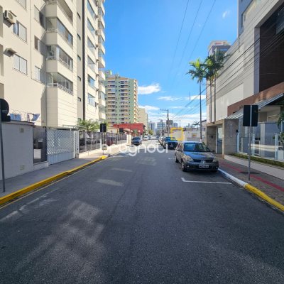 Apartamento com 100m², 3 quartos (sendo 1 suíte), 1 garagem, no bairro Campinas em São José