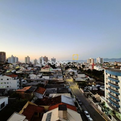Apartamento com 90m², 3 quartos (sendo 1 suíte), 2 garagens, no bairro Barreiros em São José