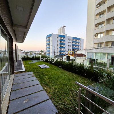 Apartamento com 90m², 3 quartos (sendo 1 suíte), 2 garagens, no bairro Barreiros em São José