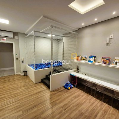 Apartamento com 90m², 3 quartos (sendo 1 suíte), 2 garagens, no bairro Barreiros em São José