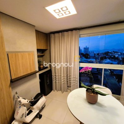 Apartamento com 90m², 3 quartos (sendo 1 suíte), 2 garagens, no bairro Barreiros em São José