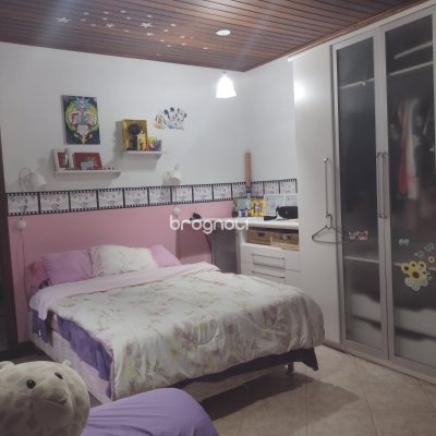 Casa com 305m², 3 quartos (sendo 2 suítes), 3 garagens, no bairro Ingleses do Rio Vermelho em Florianópolis