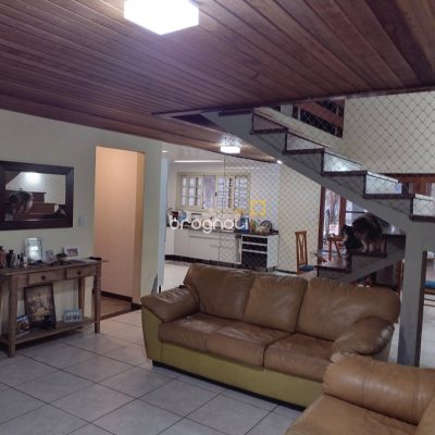 Casa com 305m², 3 quartos (sendo 2 suítes), 3 garagens, no bairro Ingleses do Rio Vermelho em Florianópolis