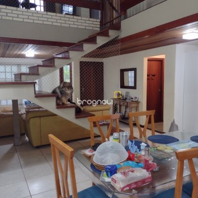 Casa com 305m², 3 quartos (sendo 2 suítes), 3 garagens, no bairro Ingleses do Rio Vermelho em Florianópolis