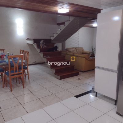 Casa com 305m², 3 quartos (sendo 2 suítes), 3 garagens, no bairro Ingleses do Rio Vermelho em Florianópolis