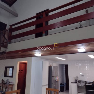 Casa com 305m², 3 quartos (sendo 2 suítes), 3 garagens, no bairro Ingleses do Rio Vermelho em Florianópolis