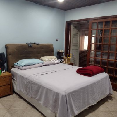 Casa com 305m², 3 quartos (sendo 2 suítes), 3 garagens, no bairro Ingleses do Rio Vermelho em Florianópolis