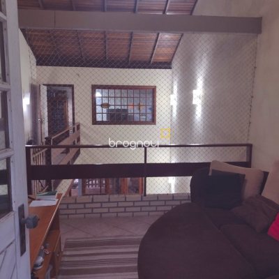 Casa com 305m², 3 quartos (sendo 2 suítes), 3 garagens, no bairro Ingleses do Rio Vermelho em Florianópolis