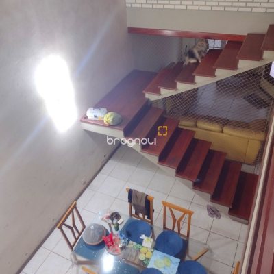 Casa com 305m², 3 quartos (sendo 2 suítes), 3 garagens, no bairro Ingleses do Rio Vermelho em Florianópolis
