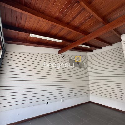 Casa Comercial com 200m², 3 quartos (sendo 1 suíte), 1 garagem, no bairro Jardim Eldorado em Palhoça
