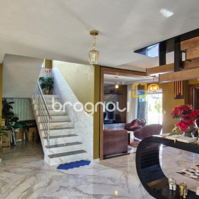Casa de Condomínio com 400m², 4 quartos (sendo 4 suítes), 2 garagens, no bairro Ingleses do Rio Vermelho em Florianópolis
