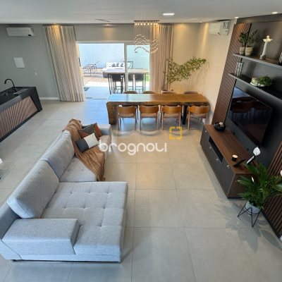 Casa de Condomínio com 261m², 4 quartos (sendo 4 suítes), 1 garagem, no bairro Cachoeira do Bom Jesus em Florianópolis