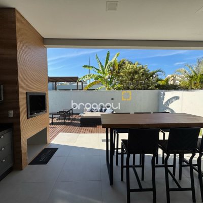 Casa de Condomínio com 261m², 4 quartos (sendo 4 suítes), 1 garagem, no bairro Cachoeira do Bom Jesus em Florianópolis
