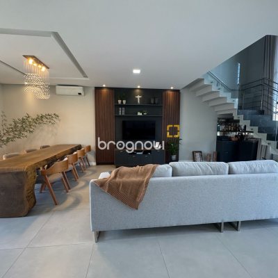 Casa de Condomínio com 261m², 4 quartos (sendo 4 suítes), 1 garagem, no bairro Cachoeira do Bom Jesus em Florianópolis