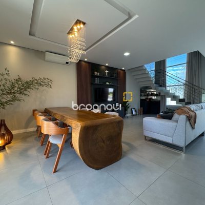 Casa de Condomínio com 261m², 4 quartos (sendo 4 suítes), 1 garagem, no bairro Cachoeira do Bom Jesus em Florianópolis