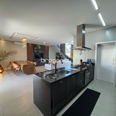 Casa de Condomínio com 261m², 4 quartos (sendo 4 suítes), 1 garagem, no bairro Cachoeira do Bom Jesus em Florianópolis