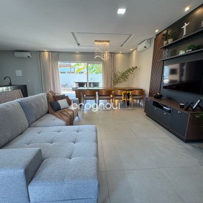 Casa de Condomínio com 261m², 4 quartos (sendo 4 suítes), 1 garagem, no bairro Cachoeira do Bom Jesus em Florianópolis