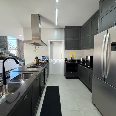 Casa de Condomínio com 261m², 4 quartos (sendo 4 suítes), 1 garagem, no bairro Cachoeira do Bom Jesus em Florianópolis