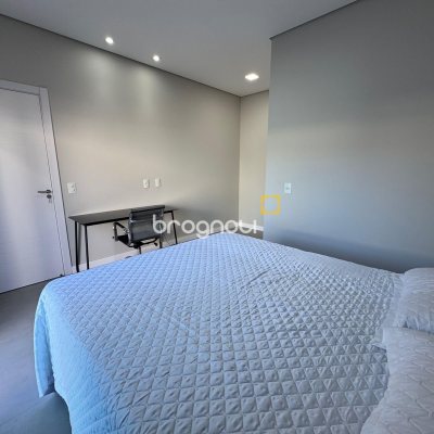 Casa de Condomínio com 261m², 4 quartos (sendo 4 suítes), 1 garagem, no bairro Cachoeira do Bom Jesus em Florianópolis
