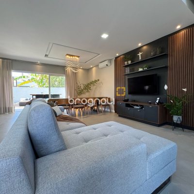 Casa de Condomínio com 261m², 4 quartos (sendo 4 suítes), 1 garagem, no bairro Cachoeira do Bom Jesus em Florianópolis