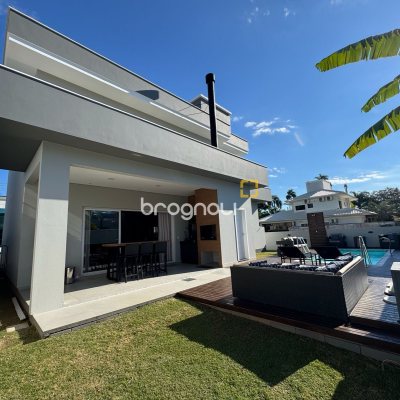 Casa de Condomínio com 261m², 4 quartos (sendo 4 suítes), 1 garagem, no bairro Cachoeira do Bom Jesus em Florianópolis