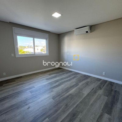 Casa de Condomínio com 261m², 4 quartos (sendo 4 suítes), 1 garagem, no bairro Cachoeira do Bom Jesus em Florianópolis