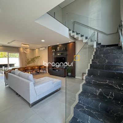 Casa de Condomínio com 261m², 4 quartos (sendo 4 suítes), 1 garagem, no bairro Cachoeira do Bom Jesus em Florianópolis