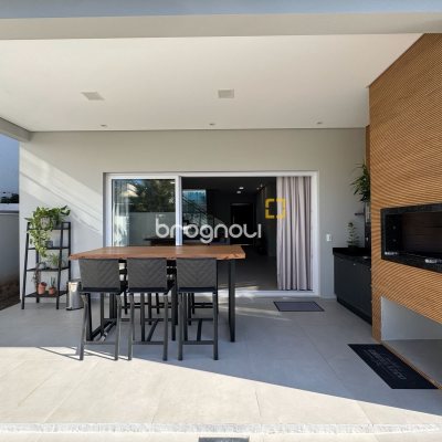 Casa de Condomínio com 261m², 4 quartos (sendo 4 suítes), 1 garagem, no bairro Cachoeira do Bom Jesus em Florianópolis