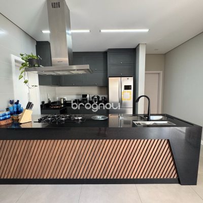 Casa de Condomínio com 261m², 4 quartos (sendo 4 suítes), 1 garagem, no bairro Cachoeira do Bom Jesus em Florianópolis