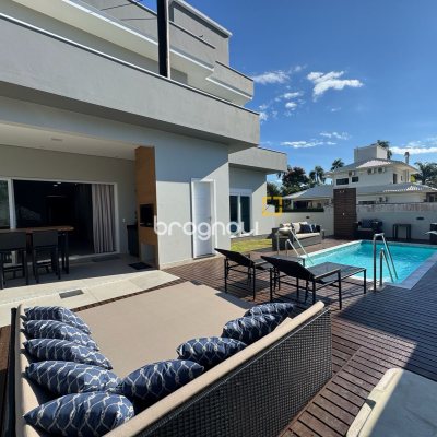 Casa de Condomínio com 261m², 4 quartos (sendo 4 suítes), 1 garagem, no bairro Cachoeira do Bom Jesus em Florianópolis