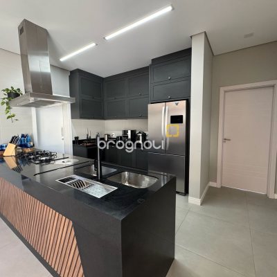 Casa de Condomínio com 261m², 4 quartos (sendo 4 suítes), 1 garagem, no bairro Cachoeira do Bom Jesus em Florianópolis