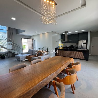 Casa de Condomínio com 261m², 4 quartos (sendo 4 suítes), 1 garagem, no bairro Cachoeira do Bom Jesus em Florianópolis