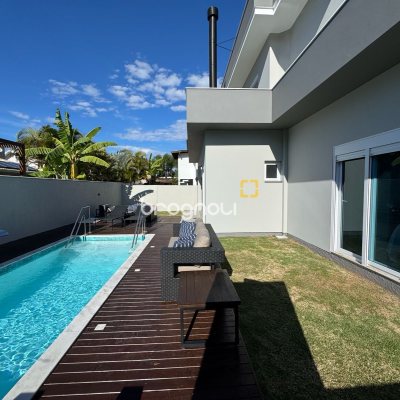 Casa de Condomínio com 261m², 4 quartos (sendo 4 suítes), 1 garagem, no bairro Cachoeira do Bom Jesus em Florianópolis