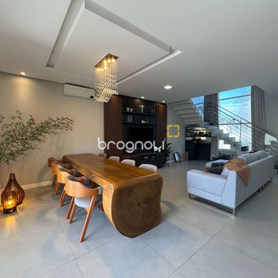 Casa de Condomínio com 261m², 4 quartos (sendo 4 suítes), 1 garagem, no bairro Cachoeira do Bom Jesus em Florianópolis