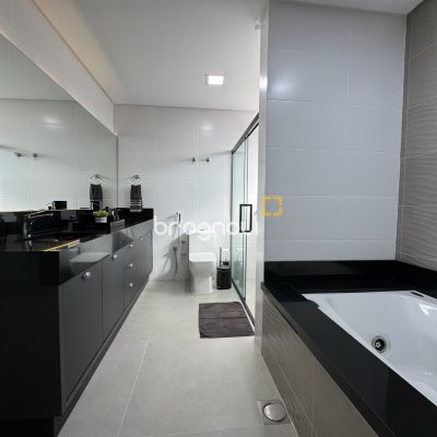 Casa de Condomínio com 261m², 4 quartos (sendo 4 suítes), 1 garagem, no bairro Cachoeira do Bom Jesus em Florianópolis