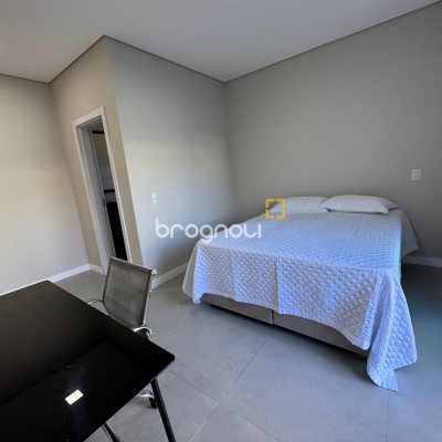 Casa de Condomínio com 261m², 4 quartos (sendo 4 suítes), 1 garagem, no bairro Cachoeira do Bom Jesus em Florianópolis
