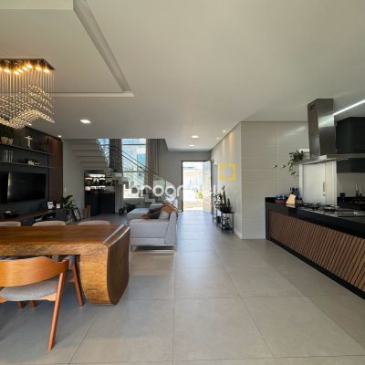 Casa de Condomínio com 261m², 4 quartos (sendo 4 suítes), 1 garagem, no bairro Cachoeira do Bom Jesus em Florianópolis