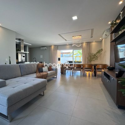 Casa de Condomínio com 261m², 4 quartos (sendo 4 suítes), 1 garagem, no bairro Cachoeira do Bom Jesus em Florianópolis