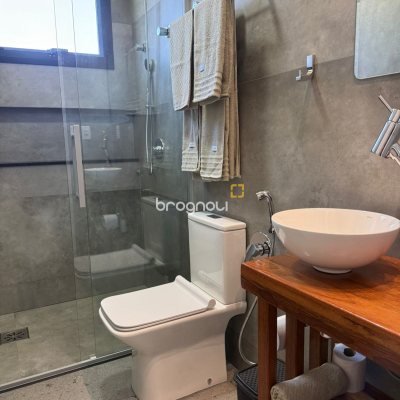 Casa com 165m², 3 quartos (sendo 3 suítes), 2 garagens, no bairro Campeche em Florianópolis