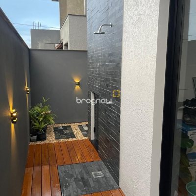 Casa com 165m², 3 quartos (sendo 3 suítes), 2 garagens, no bairro Campeche em Florianópolis